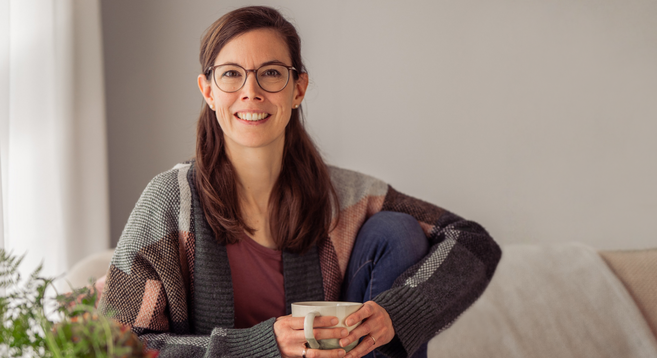 Alena Zerrenner Coach mit Teetasse